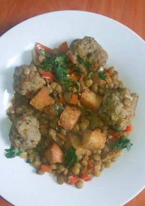 Una foto de Lentejas con albóndigas y pan frito de Gloria