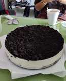 Tarta de queso con base y recubiertas de galletas oreos