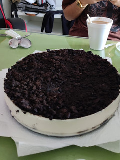 Una foto de Tarta de queso con base y recubiertas de galletas oreos
