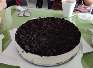 Una foto de Tarta de queso con base y recubiertas de galletas oreos