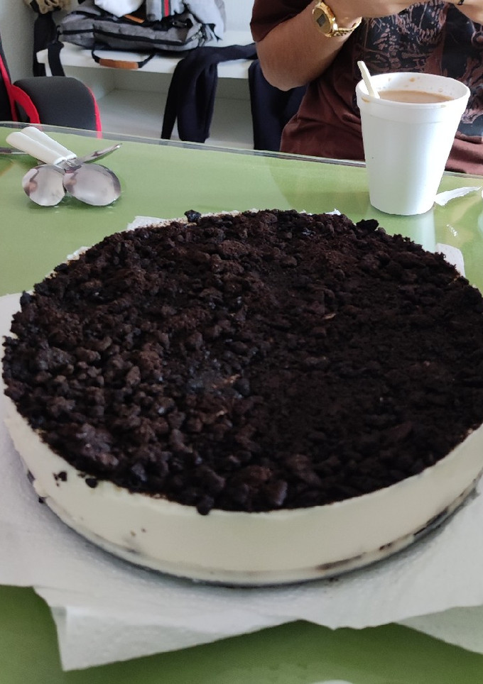 Una foto de Tarta de queso con base y recubiertas de galletas oreos