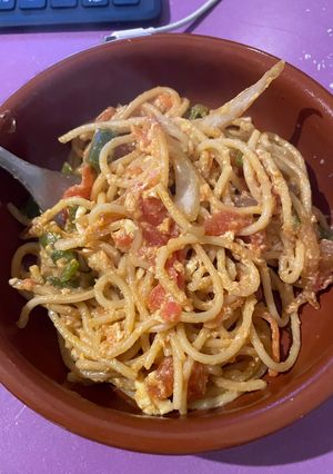 Una foto de Ramen seco de verduras con tomate
