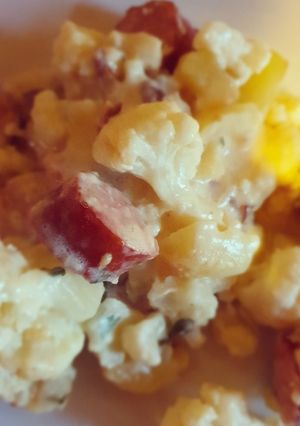Une photo de Gratin choux-fleurs pommes de terres et saucisses
