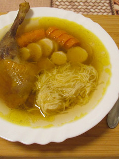 Sütőben főtt gyöngytyúkhúsleves recept fotója