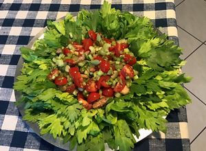 Une photo de Salade « soleil » au céleri branche,tomates cerises,câpres italiennes et basilic