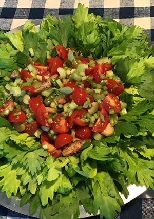 Une photo de Salade « soleil » au céleri branche,tomates cerises,câpres italiennes et basilic