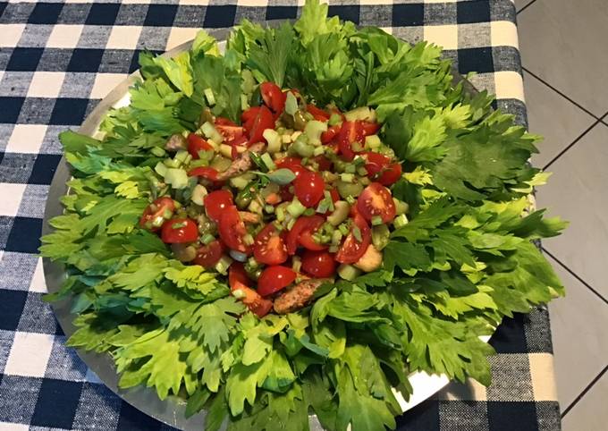 Salade « soleil » au céleri branche,tomates cerises,câpres italiennes et basilic