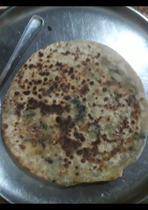 आलू और बथुआ का पराठा (aloo aur bathua ka paratha recipe in Hindi) रेसिपी मुख्य फोटो