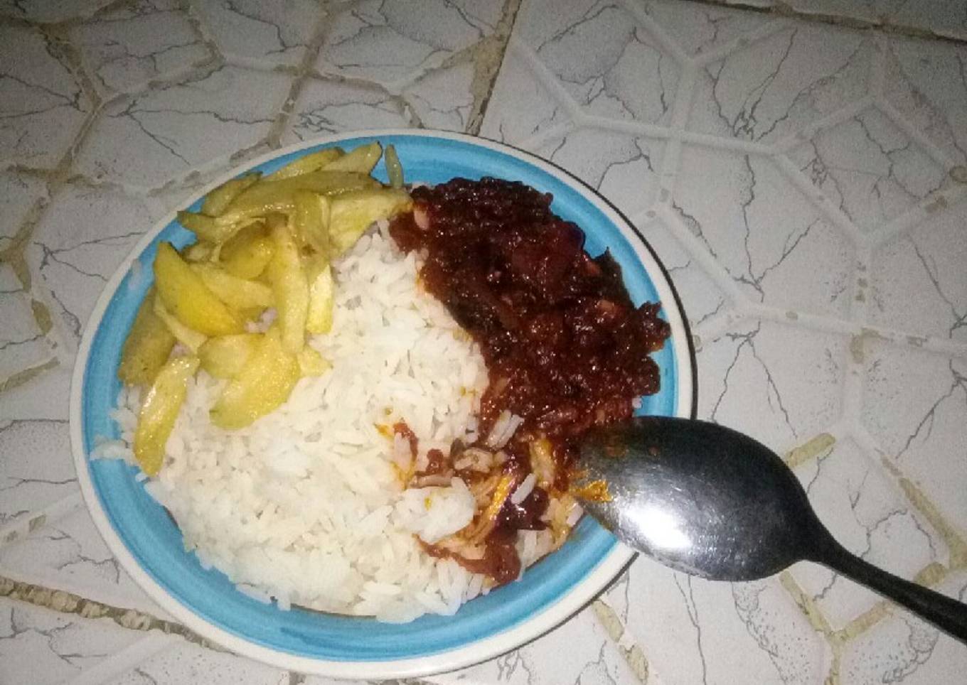 White rice with stew nd chiefs