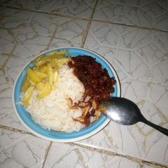 A picture of White rice with stew nd chiefs.