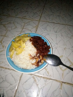 A picture of White rice with stew nd chiefs.