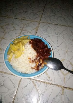 A picture of White rice with stew nd chiefs.