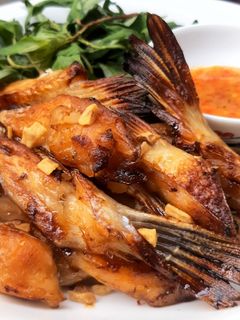 Hình của món Vây cá hồi nướng sốt yosenabe và phomai.