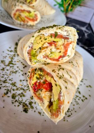 Une photo de Wraps au saumon et à l'avocat et ses crudités