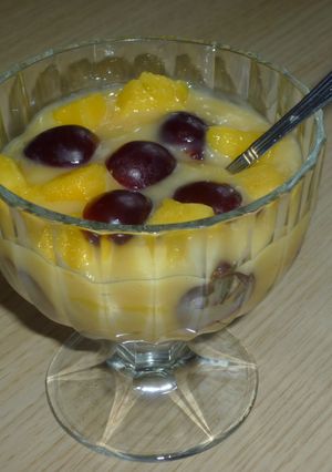 Citromkrém mangóval, szőlővel recept fotója