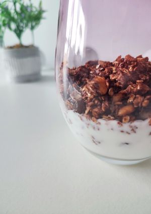 Zdjęcie przepisu Jogurt z czekoladową granolą.