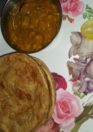 A picture of Puri chole.