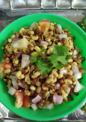 A picture of Sprouted lentils alu chat.