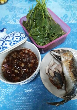 รูปของ สะเดาน้ำปลาหวานกับ ปลาโอทอด
