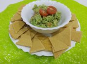 Una foto de nachos con guacamole