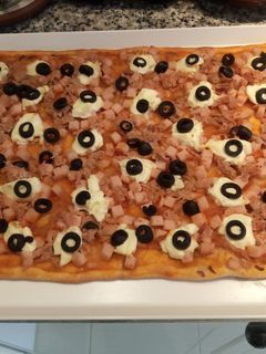 Una foto de Pizza familiar rectangular con pavo y atún