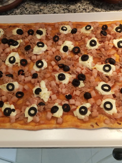 Una foto de Pizza familiar rectangular con pavo y atún