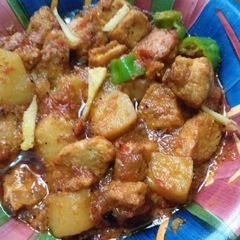 A picture of Aloo chicken karahi.