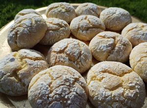 Una foto de Galletitas de limón craqueladas