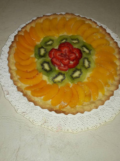 Una foto de Tarta de frutas y crema pastelera. Riquísima!!