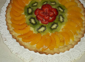 Una foto de Tarta de frutas y crema pastelera. Riquísima!!