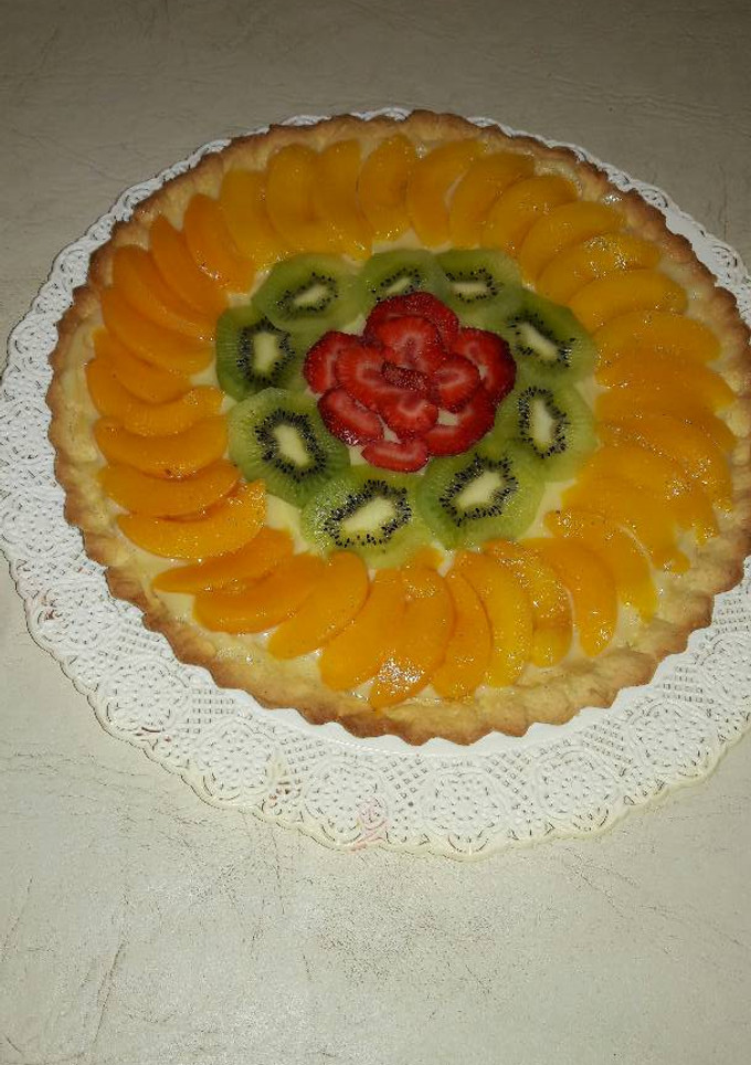 Una foto de Tarta de frutas y crema pastelera. Riquísima!!