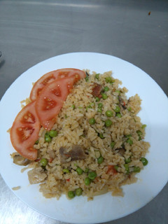 Una foto de Arroz variado con guisantes chorizo y carne