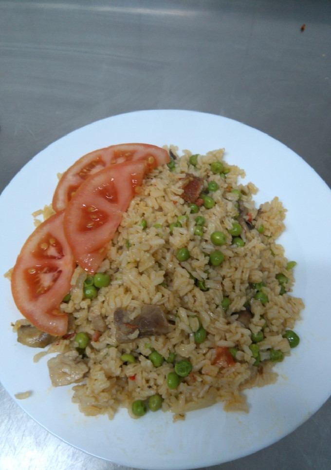 Una foto de Arroz variado con guisantes chorizo y carne