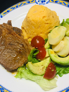 Una foto de Churrasco a la Plancha con Ensalada y Puré de Polenta!