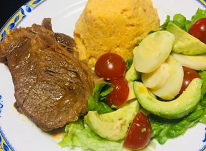 Una foto de Churrasco a la Plancha con Ensalada y Puré de Polenta!