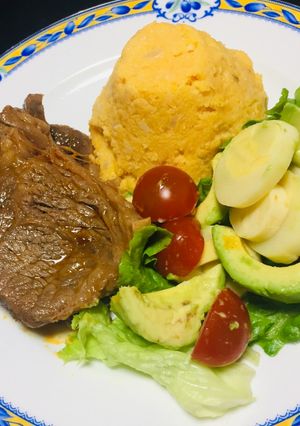 Una foto de Churrasco a la Plancha con Ensalada y Puré de Polenta!