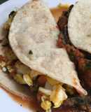 Tacos de huevo con queso panela entomatado