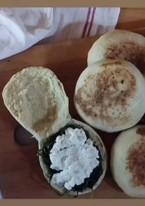Foto di Panini in padella tipo naan con ricotta fresca e erbe selvatiche 🌷