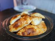 Una foto de empanada con queso cheddar
