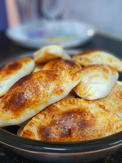 Una foto de Empanadas de queso y panceta 🧀🥓