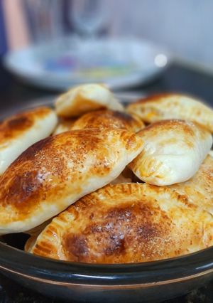 Una foto de Empanadas de queso y panceta 🧀🥓