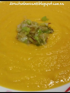 Una foto de Crema de calabaza, curry y leche de coco