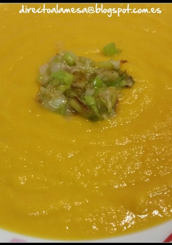 Una foto de Crema de calabaza, curry y leche de coco