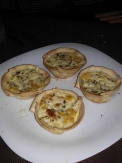 Una foto de Canastitas de choclo y queso-jamón/queso-tomate
