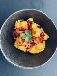 Una foto de Gnocchis de huancaína con panceta frita