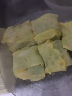 Una foto de Omelette relleno de arroz con verduras y carne