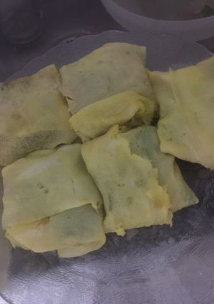 Una foto de Omelette relleno de arroz con verduras y carne