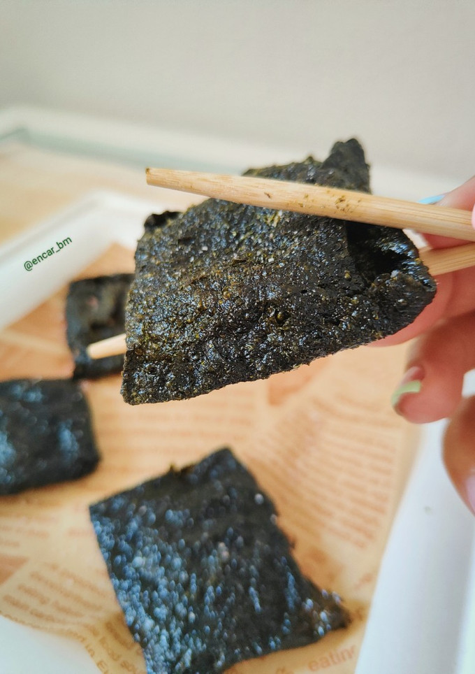 Una foto de Crujiente de alga nori con pipas de calabaza