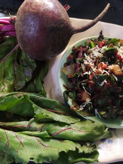 बीटरूट च्या पाना ची भाजी (Beetrootchya pananchi bhaji recipe in marathi) रेसिपी चे मुख्य फोटो