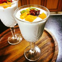 A picture of Fresh mango strawberry cream.